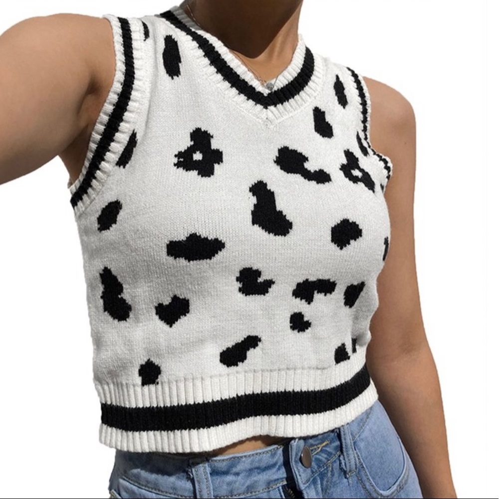 ❌SOLD❌ Cute sweater vest / black & white / BARELY WORN